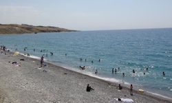 Van Gölü tatilcilerin akınına uğradı