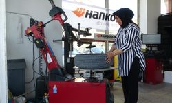 Kadın tamirci 24 yıldır lastik tamiri yapıyor