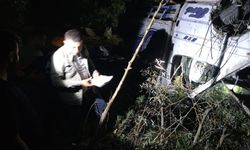 Hakkari’de kamyonet şarampole yuvarlandı: 2 yaralı