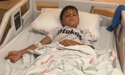 Balkonda oturan çocuğa kurşun isabet etti