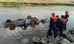 Van'da Erçek Gölü'ne devrilen otomobilde 3 kişi yaralandı