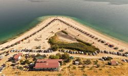 Sıcak havadan bunalanlar Van Gölü sahillerinde serinliyor