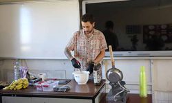 Van'da tatlı ustası, kırsal mahallelerde çocuklara tatlı ikram etti