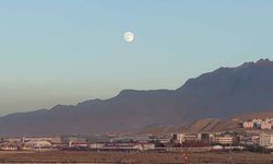 Van'da eş zamanlı güzellik: Ay doğarken güneş battı