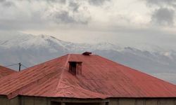 Yüksekova’nın etrafını çevreleyen dağlar beyaza büründü