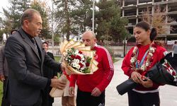 Vanlı boksör Erginoğuz çiçeklerle karşılandı