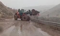 Yüksekova-Van kara yolunda heyelan meydana geldi