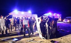 Hakkari'de otomobil takla attı; 5 yaralı