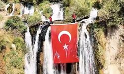 Muradiye Şelalesi’nde Türk bayrağı dalgalandı