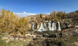 Muradiye Şelalesi sonbaharın renklerine büründü