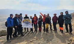 Vanlı dağcılardan 12 saatlik zorlu yürüyüş