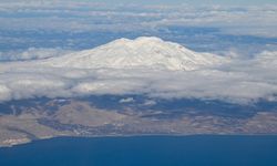 Doğu'nun karlı doruklarına havadan bakış