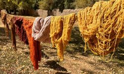 Vanlı kadınlar ipleri doğal yöntemlerle renklendiriyor