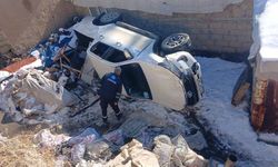 VEDAŞ personelini taşıyan kamyonet şarampole yuvarlandı