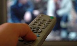 Yaşlılar günde 5 saati televizyon başında geçiriyor