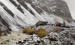 Kayadan kaçan madenciler zap suyuna düştü