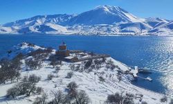 Beyaz gelinliğini giyen Akdamar ilgi odağı oldu