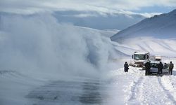 Van'da tipi nedeniyle mahsur kalan araçlar kurtarıldı