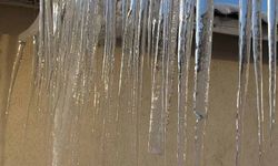 Dondurucu soğuklar: Buz sarkıtları 3 metreyi aştı