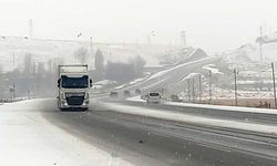 Van-Özalp yoluna dolu yağışı