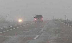 Van’da Kurubaş Geçidi’nde yoğun kar yağışı ve sis etkili oldu