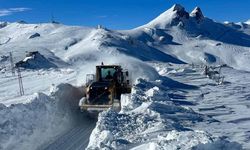 Yüksekova'da 3 metrelik karla zorlu mücadele