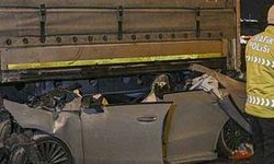 Tıra çarpan otomobildeki 2 kişi öldü, 1 kişi ağır yaralandı