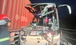 Yolcu otobüsü tıra çarptı! Çok sayıda ölü ve yaralı var