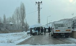 Van’da öğrenci servisi ile kamyonet çarpıştı