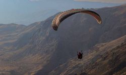 Hakkarili öğretmen pilot, paraşüt tutkunlarına gökyüzünün kapılarını aralıyor
