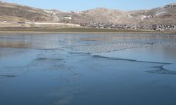 Sıhke Gölü'nün yüzeyi kısmen dondu