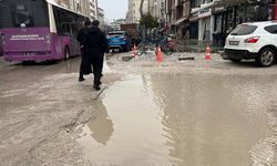 Van’da kar yağışıyla birlikte cadde ve sokaklarda su birikintileri oluştu