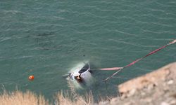 Van'da 3 gence mezar olan otomobil, sudan çıkarıldı