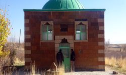 Defineciler Van'da tarihi mezarlığı talan etti