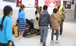 Van'da ihtiyaç sahibi 2 bin öğrenciye bot ve mont yardımında bulunuldu