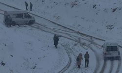 Yüksekova'da yoğun yağışlar uçak seferlerini durdurdu