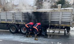 Van’da seyir halindeki tırın lastikleri alev aldı