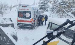 Yolda kalan ambulansın imdadına ekipler yetişti