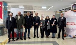 Van'a yeni atanan öğretmenler güllerle karşılandı