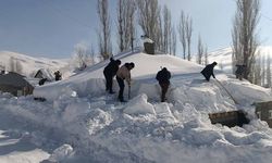 Yüksekova'da kar altında kalan evler imece usulü temizlendi