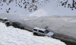 Van-Çatak kara yolunda ulaşım tek şeritten verilmeye başlandı