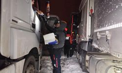 Van'da yolda mahsur kalanlara kumanya desteği