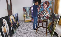 Van YYÜ'lü öğrenci dirsekleriyle sanat üretiyor: Siparişlere yetişemiyor...