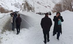 Hakkari-Van kara yoluna çığ düştü: Onlarca araba mahsur kaldı