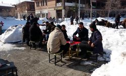 Van'da kar kütlelerinin arasında masa kurup, çay içtiler