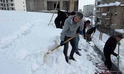 20 kişilik ekibin çatıda kar temizleme mesaisi