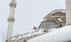 Hakkari’de tehlike saçan caminin çatısı kardan temizlendi