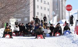 Vanlı çocuklar karlı tepeleri kayak pistine dönüştürdü