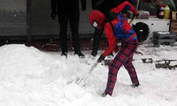 Van'da 'Örümcek Adam' kostümüyle kaldırım temizleyip çocuklarla kar topu oynadı