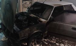 Van'da park halindeki otomobil alev alev yandı